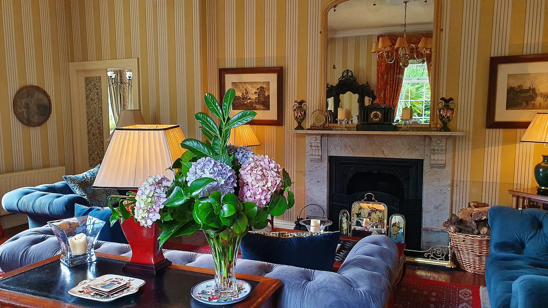The warm and comfortable living room.