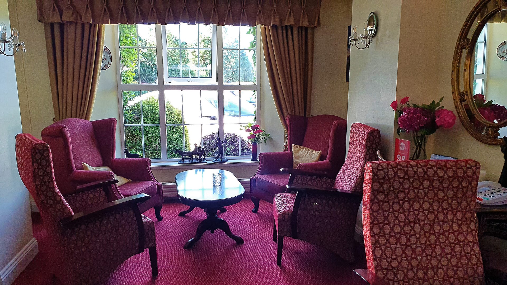 This picture shows the warm and welcoming sitting room.